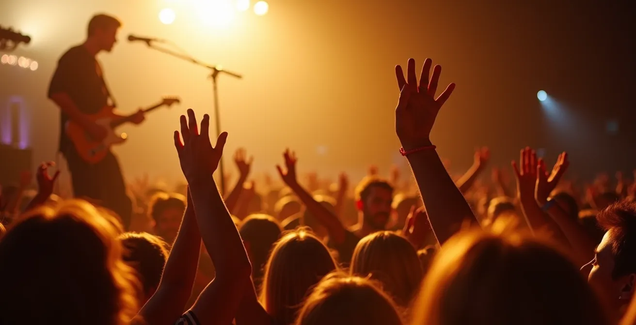 Scène intimiste de festival avec public proche des artistes dans une ambiance chaleureuse